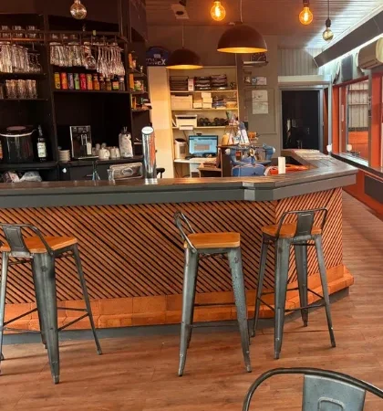 Bar du club house avec tabourets en métal et bois