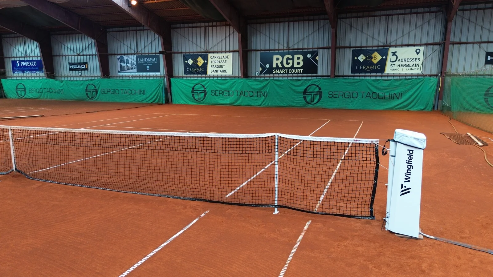 Court couvert en terre battue avec le poteau Wingfield du RGB Smart Court