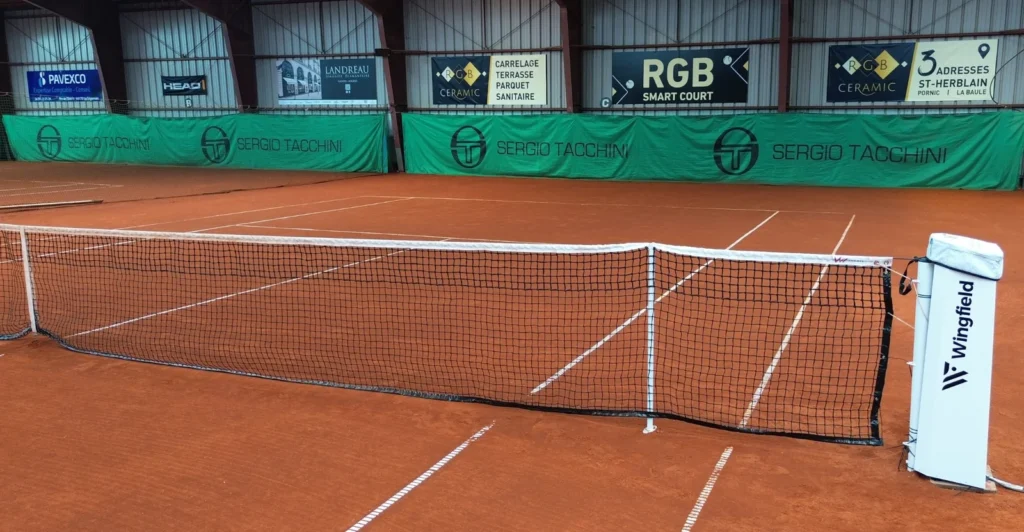 Court couvert en terre battue traditionnelle au Country Club Nantais