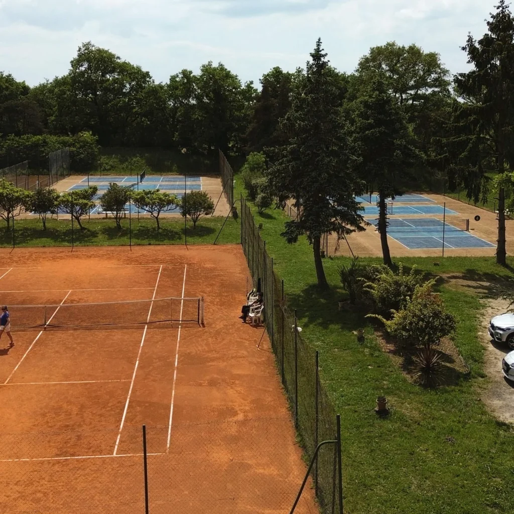 Courts extérieurs en terre battue et terrains de pickleball du Country Club Nantais