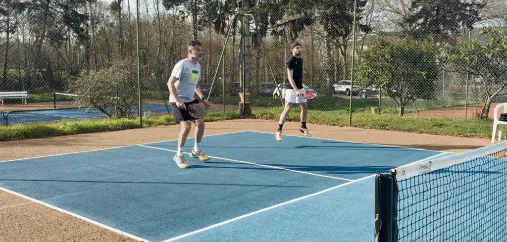 Deux joueurs en plein échange de pickleball au Country Club Nantais
