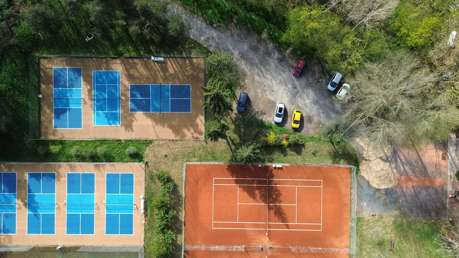 Vue aérienne du Country Club Nantais : terrains de pickleball et court en terre battue