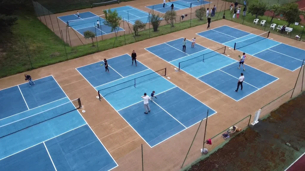 Vue aérienne des terrains de pickleball du Country Club Nantais pendant une session de jeu
