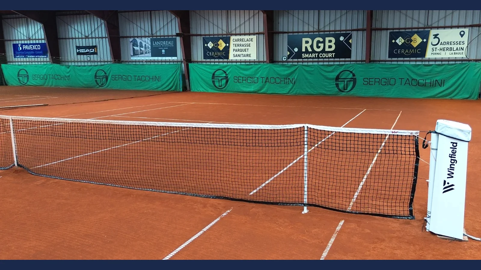 Court couvert en terre battue RGB Smart Court avec le filet connecté Wingfield, Country Club Nantais