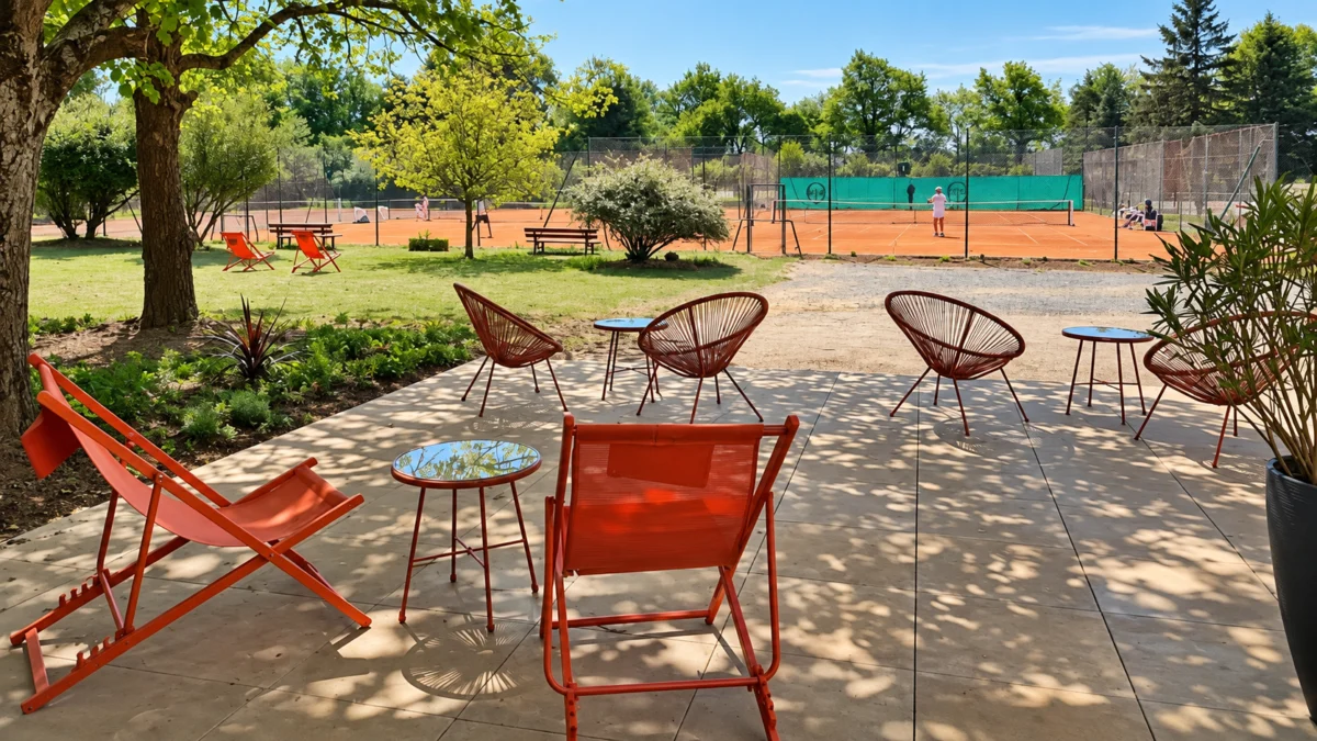 Terrasse du club house avec vue sur les courts de terre battue