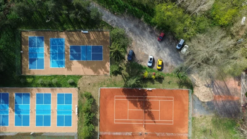 Vue aérienne des terrains de pickleball et d’un court en terre battue du club