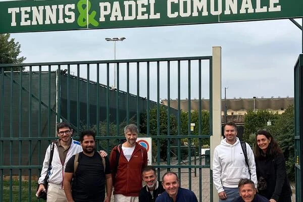 Le groupe du CCN à l'arrivée, devant l'entrée du Tennis & Padel Comunale de Biella