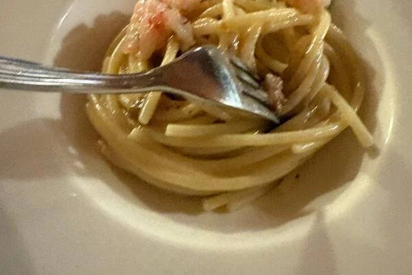 Assiette de spaghetti aux crevettes, cuisine du Piémont