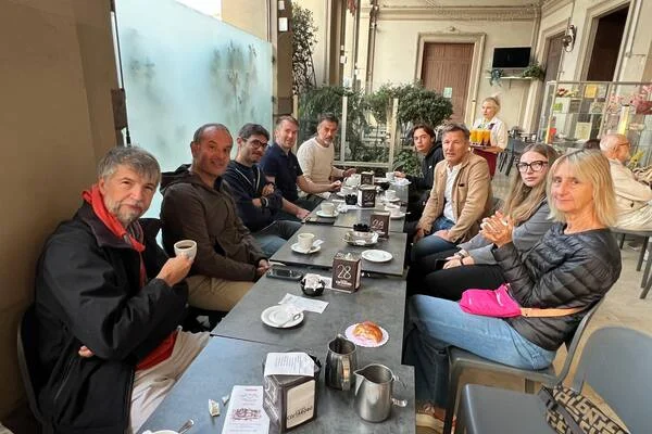 Petit-déjeuner sous les arcades de Biella, dimanche matin avant le départ