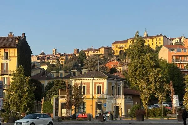La vieille ville de Biella au coucher de soleil